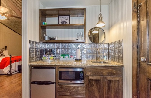 Fredericksburg Hotel | Vineyard Trail Cottages - Adults Only
