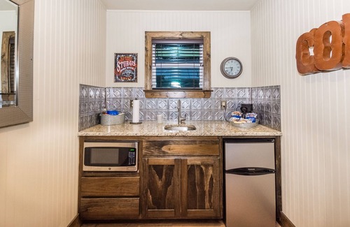 Fredericksburg Hotel | Vineyard Trail Cottages - Adults Only