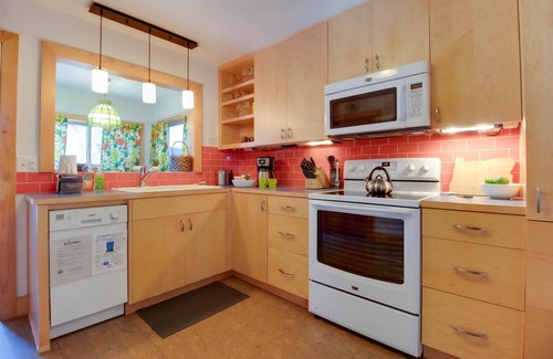 River Terrace Cottage | Vintage Awbrey- Fireplace, Hot Tub, AC, 100+mbps Wifi, Bikes, Walk Downtown