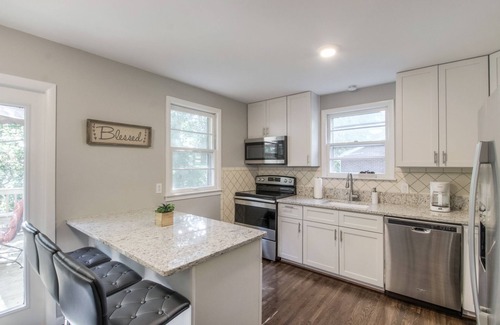 Nashville House | Vintage Charm-Wine cellar/bar room, sleeps 12!