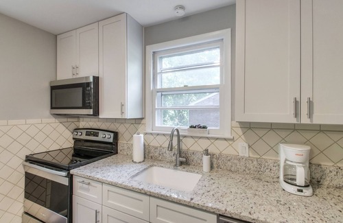 Nashville House | Vintage Charm-Wine cellar/bar room, sleeps 12!