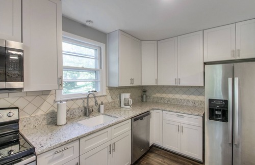 Nashville House | Vintage Charm-Wine cellar/bar room, sleeps 12!