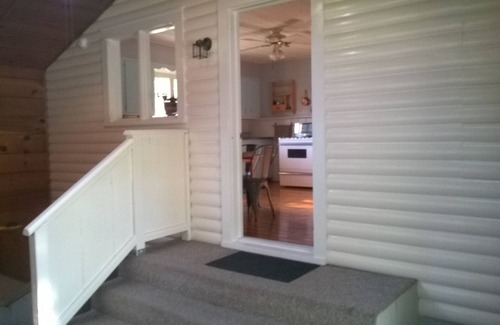 Edinboro Cottage | VINTAGE COTTAGE NEAR LAKE EDINBORO