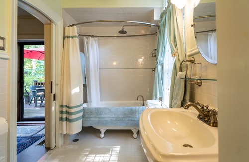 Columbia Bed & Breakfast | VINTAGE-INSPIRED, 2-BEDROOM SUITE IN EAST CAMPUS NEIGHBORHOOD
