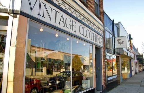 Museum District House | VMFA Carytown Keyless Coffee & Treats Queen Bedrooms Generous Deck