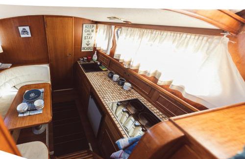 Baja Boat Rental | Volenter Lux Apartment Duna Boat