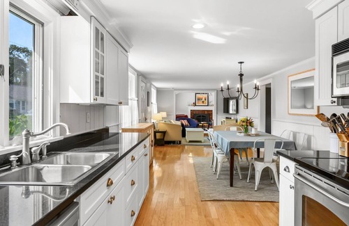 West Harwich House | Walk to Beach Central Location AC WiFi Lobsta House