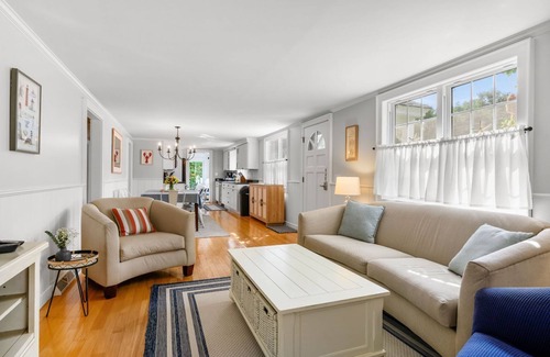 West Harwich House | Walk to Beach Central Location AC WiFi Lobsta House