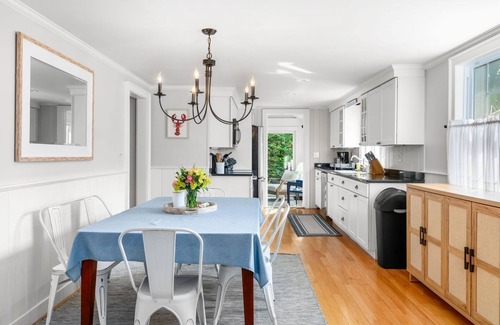 West Harwich House | Walk to Beach Central Location AC WiFi Lobsta House