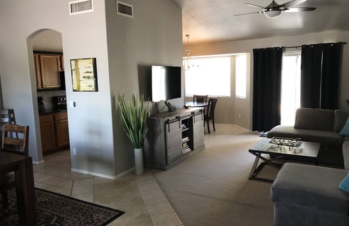 La Buena Vida House | Walk to Cardinal's Stadium, Outlets, Westgate & Near Spring Training Fields