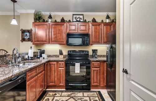 Gatlinburg Condo | Walk to Downtown Gatlinburg! Cozy Condo near Convention Center & Hiking Trails!