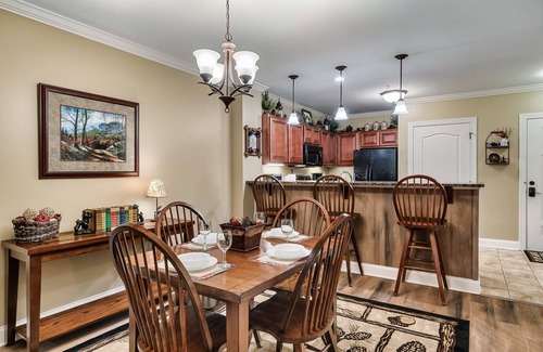 Gatlinburg Condo | Walk to Downtown Gatlinburg! Cozy Condo near Convention Center & Hiking Trails!
