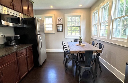 St. Charles House | Walk to Downtown Restaurants, Cozy Stay, Grand Porch, Bike on the river trails!