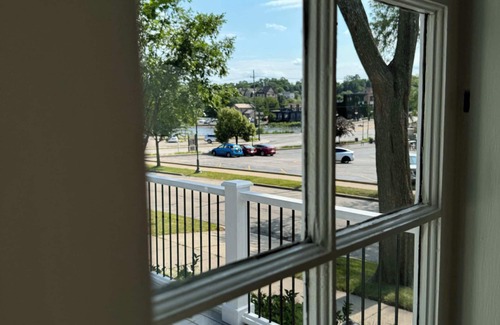St. Charles House | Walk to Downtown Restaurants, Cozy Stay, Grand Porch, Bike on the river trails!