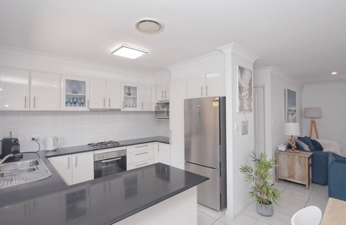 Ettalong Beach House | Walk to Ettalong beach close to shops KING BED