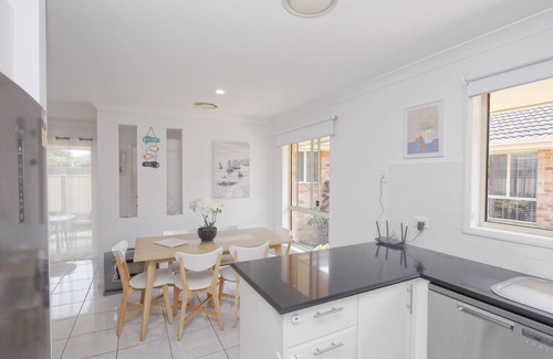 Ettalong Beach House | Walk to Ettalong beach close to shops KING BED