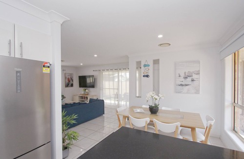 Ettalong Beach House | Walk to Ettalong beach close to shops KING BED