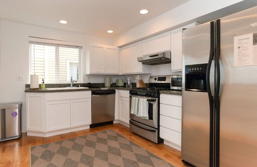 Green Lake House | Walk-to-everything 3BD & 3BA Townhome next to Lake and Lightrail