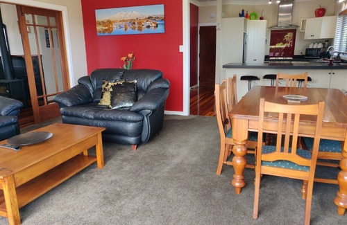 Taupo House | Walk to Lake or Town. Perfect for Families & Groups. Free WiFi & Linen Includedn