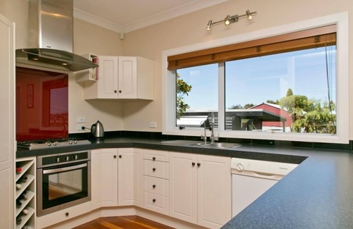 Taupo House | Walk to Lake or Town. Perfect for Families & Groups. Free WiFi & Linen Includedn