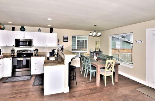 Ocean Shores House | Warm Cottage w/hot tub - across from the ocean and Damon Point
