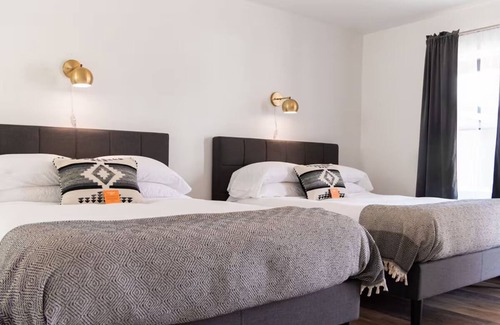 Pagosa Springs Hotel | Warm Mountain Retreat with On-Site Lounge & Family Suites