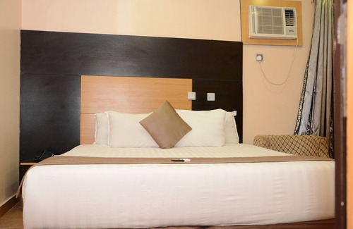Ovwian Hotel | Warri Wetland Hotel