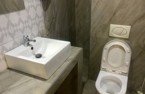 Ovwian Hotel | Warri Wetland Hotel