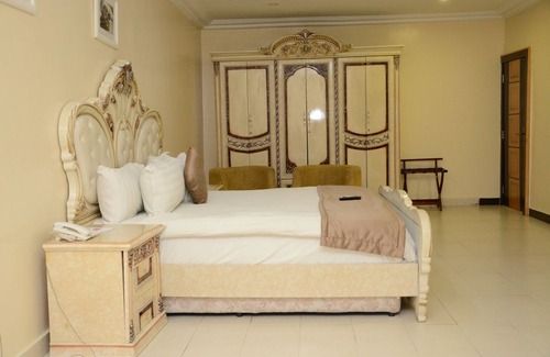 Ovwian Hotel | Warri Wetland Hotel