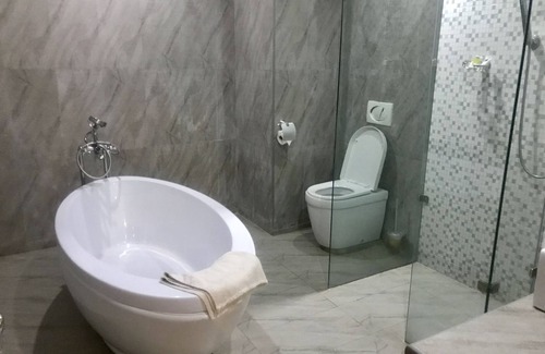 Ovwian Hotel | Warri Wetland Hotel