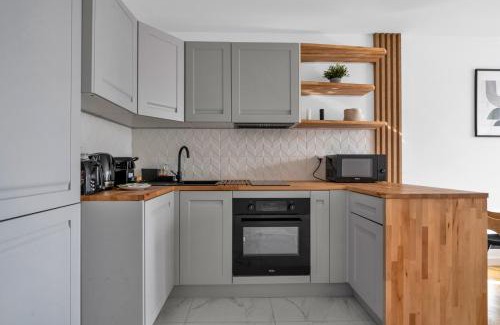 Mirow Apartment | Warsaw Wola - 13th Floor, City View, Metro Nearby - by Rentujemy