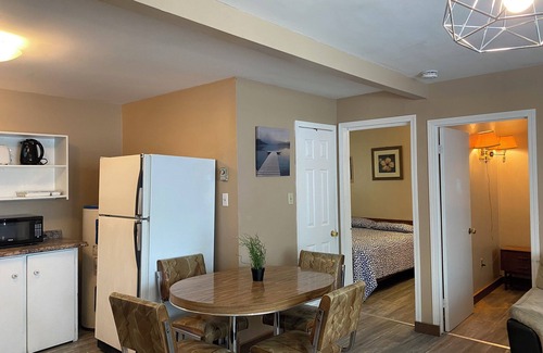 Wasaga Beach Cabin | Wasaga Beach Walk to main beach Free Parking Free Wi-Fi