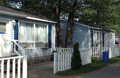 Wasaga Beach Cabin | Wasaga Beach Walk to main beach Free Parking Free Wi-Fi