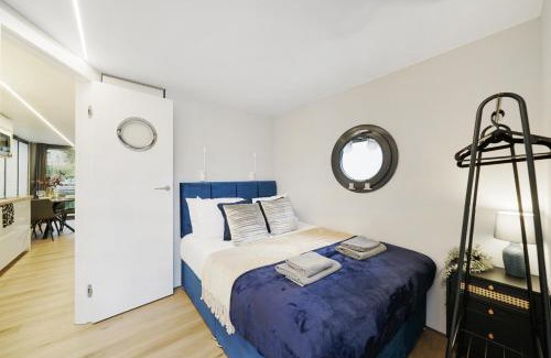 Canary Wharf Boat Rental | Water Lodge in London - Roof Terrace