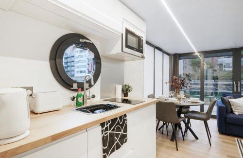 Canary Wharf Boat Rental | Water Lodge in London - Roof Terrace