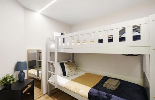 Canary Wharf Boat Rental | Water Lodge in London - Roof Terrace