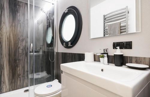 Canary Wharf Boat Rental | Water Lodge in London - Roof Terrace