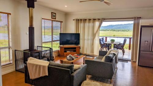 Yandina Creek House | Water View Country Cottage