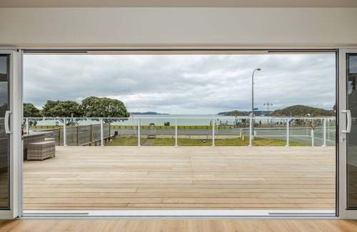 Paihia Cottage | Waterfront Beach House - Paihia Holiday Home