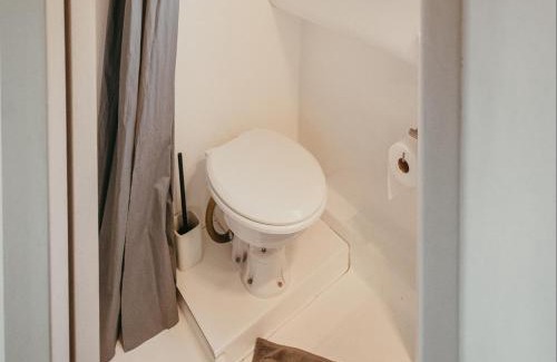 Victoria and Alfred Waterfront Boat Rental | Waterfront Houseboat
