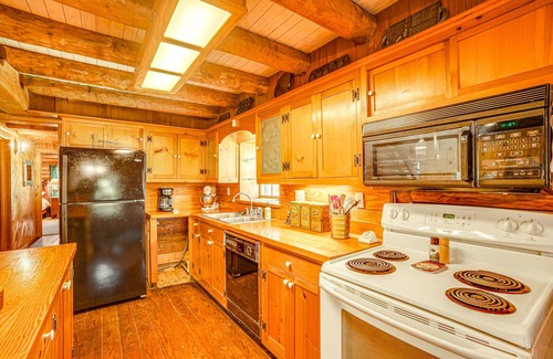 West Livingston Cabin | Waterfront Livingston Log Cabin w/Private Dock!