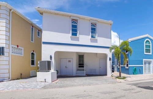 Nettles Island House | Waterfront Nettles Island Beach House: Pool Access