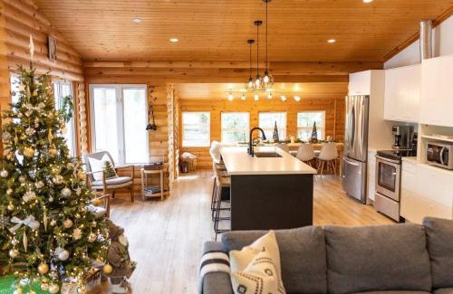 Irondale Ski Chalet | Waterfront private cottage on Koshlong Lake