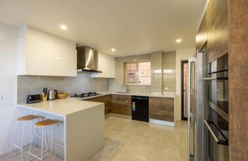 Labrador House | WaterFront Stunning Antique 4Rms 7Beds HolidayHome