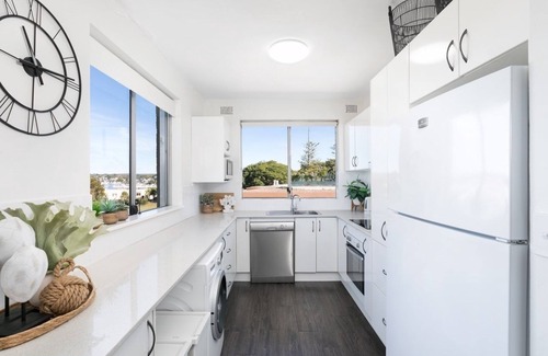 Cronulla Apartment | Waterfront. Stunning views. Close to everything. Awesome work from home location