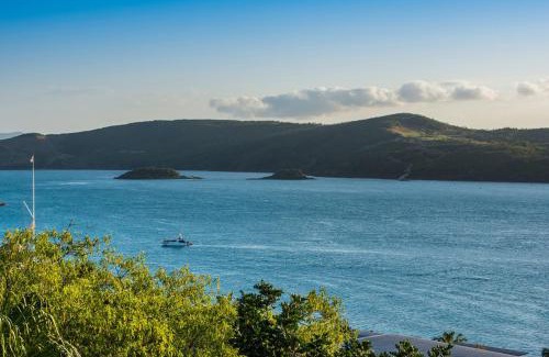 Hamilton Island House | Waves 3 Luxury 3 Bedroom Endless Ocean Views Central Location + Buggy