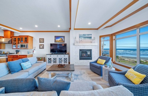 Seaside House | Waves:}Hot-Tub~Ocean/Mt/Golf/Surf Views~Bikes~LgStocked Kitchen~DogOK~CornHole~