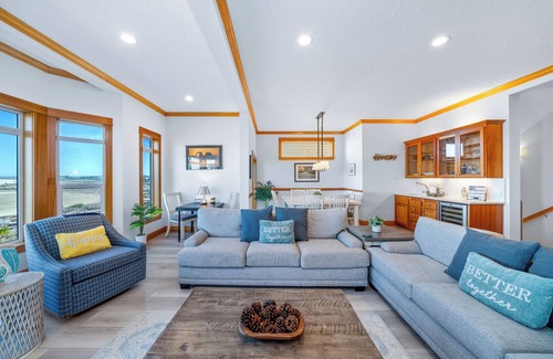 Seaside House | Waves:}Hot-Tub~Ocean/Mt/Golf/Surf Views~Bikes~LgStocked Kitchen~DogOK~CornHole~