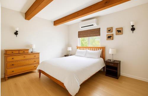 Sunriver House | Welcome to The Village Hideout, Steps to the Village, Resort, Golf, SHARC, AC, Hot-tub, Grill and Bikes