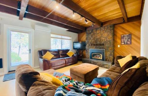 Sunriver House | Welcome to The Village Hideout, Steps to the Village, Resort, Golf, SHARC, AC, Hot-tub, Grill and Bikes